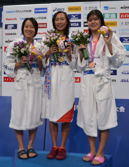 女子100メートルバタフライで優勝した相馬あい（中央）。右は3位の長谷川涼香（撮影・吉池彰）