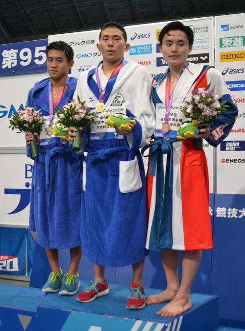 男子200メートル個人メドレーで優勝した井狩裕貴（中央）（撮影・吉池彰）