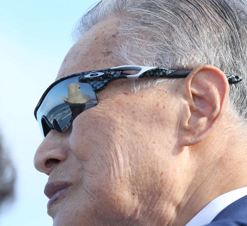 視察に訪れた森東京オリンピック・パラリンピック競技大会組織委員会会長のサングラスにはサーフィン国際連盟のアギーレ会長と海が映っていた（撮影・井上学）