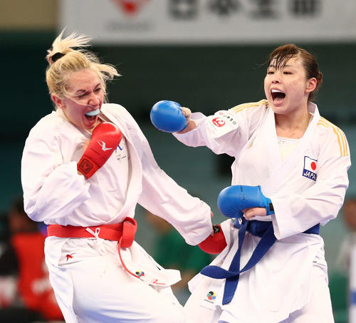 女子個人組手68キロ超級準決勝　ギリシャのエレニ（左）を積極的に攻める植草（撮影・河田真司）