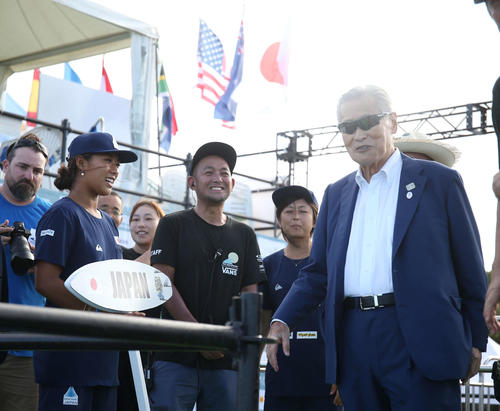 視察に訪れた森東京オリンピック・パラリンピック競技大会組織委員会会長（右）と談笑する前田マヒナ（撮影・井上学）