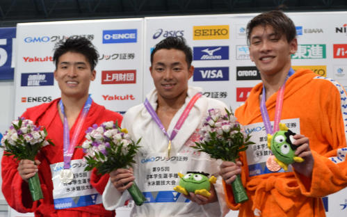 男子100メートルバタフライで優勝した石川慎之助（中央）（撮影・吉池彰）
