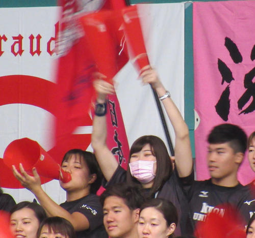 池江（後列中央）はメガホンをたたいて日大の仲間を応援（撮影・益田一弘）