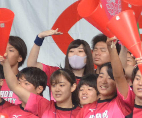 日大応援席で手を振って仲間を励ますマスク姿の池江璃花子（撮影・吉池彰）