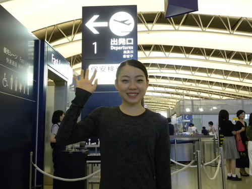 カナダへ出発する関西空港で笑顔を見せる紀平梨花（撮影・松本航）