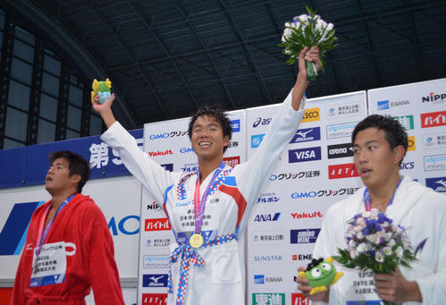 男子100メートル背泳ぎで優勝した宇野柊平（中央）（撮影・吉池彰）