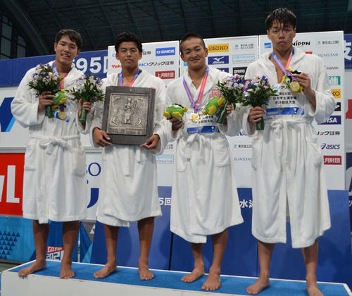 男子800メートルリレー優勝の日大。左から石崎慶祐、神近洋佑、関海哉、吉田啓祐（撮影・吉池彰）