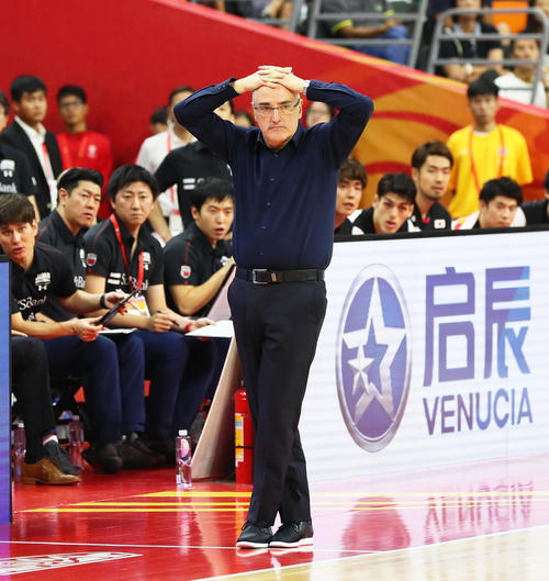 日本対モンテネグロ　頭を抱えながら戦況を見つめる日本代表のラマス監督（撮影・足立雅史）