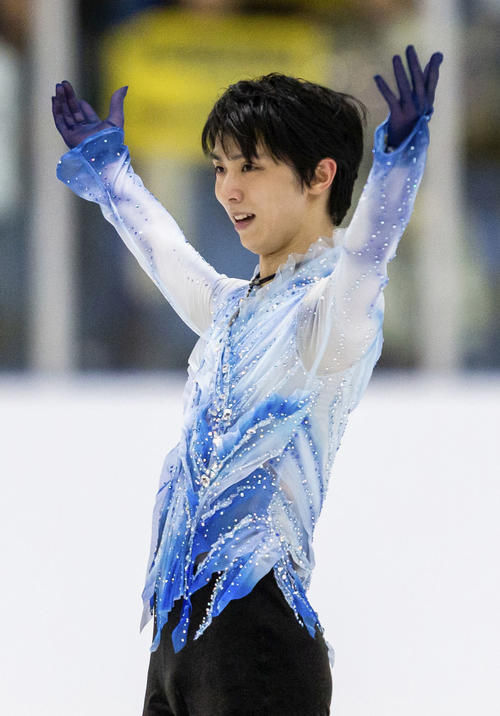 男子SPで演技を終え、観声に応える羽生結弦（共同）