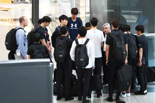 香港国際空港内で選手を集め語りかける日本代表のラマス監督（中央右）（撮影・足立雅史）