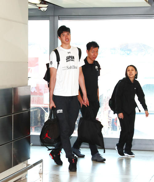 深センからフェリーで香港国際空港に到着し、スタッフらと笑顔で乗り継ぎゲートへと向かう渡辺（左）（撮影・足立雅史）