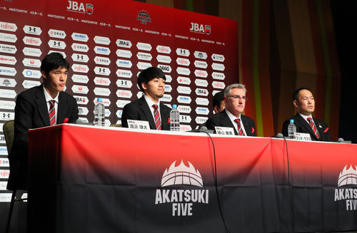 帰国会見に臨む、左から渡辺、篠山、ラマス監督、日本バスケットボール協会東野技術委員長（撮影・足立雅史）
