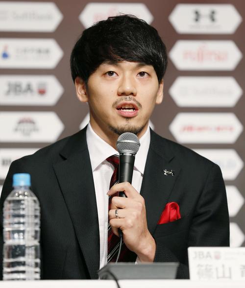 W杯中国大会から帰国し、記者会見するバスケットボール男子日本代表の篠山（共同）