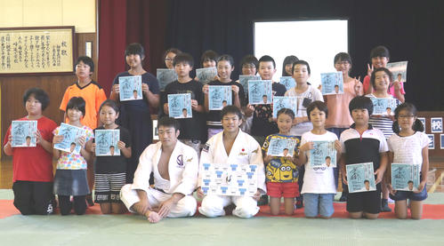 母校美唄峰延小での講演会後に児童と記念撮影する永山（前列左から5人目）（撮影・浅水友輝）