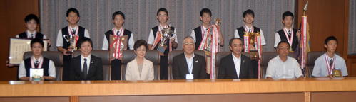 全国高校総体の優勝報告で宮城県庁を訪れた築館・鵜沢（前列右）と聖ウルスラ学院英智の男子バドミントン団体Vメンバーら