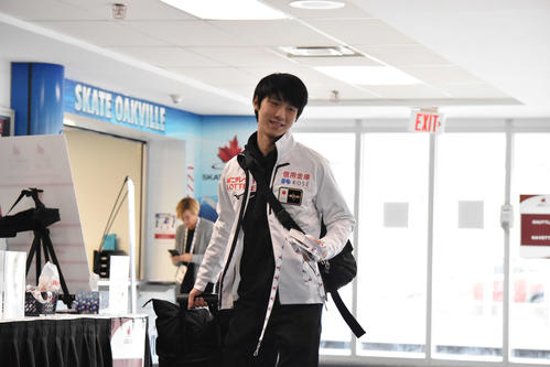 今季初戦のオータム・クラシックが行われる会場で、受け付け後に笑みを浮かべる羽生結弦