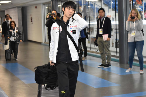 今季初戦のオータム・クラシックが行われる会場に現れた羽生結弦
