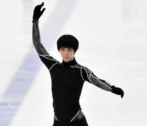 男子SPに向けて公式練習を行う羽生結弦（撮影・佐々木隆史）