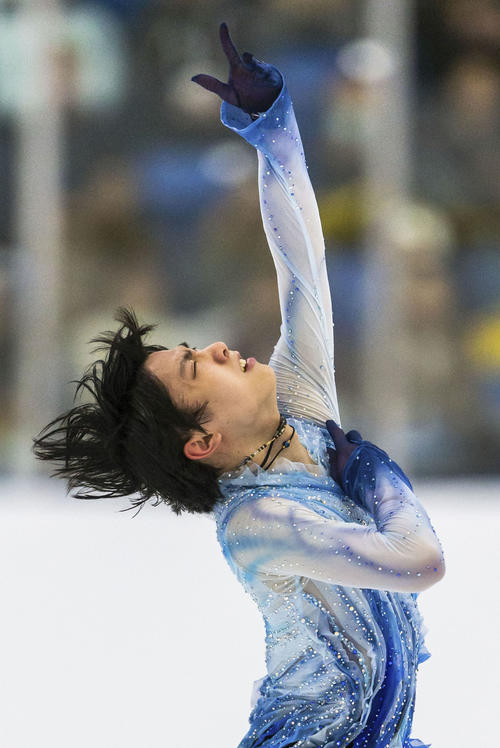 男子SPで首位に立った羽生結弦（共同）