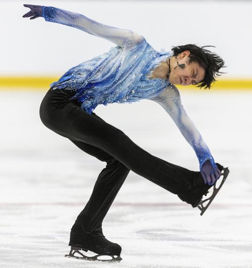 男子SPで首位に立った羽生結弦（共同）