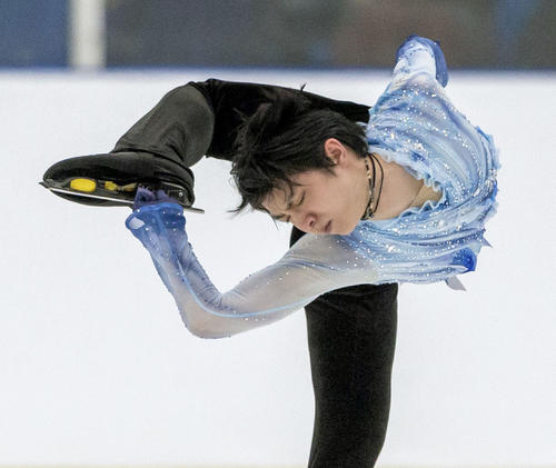 男子SPで首位に立った羽生結弦（共同）