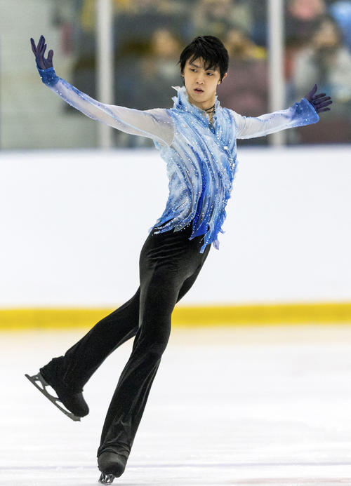 男子SPで首位に立った羽生結弦（共同）