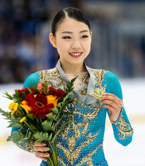 今季初戦を優勝で飾り、笑顔を見せる紀平梨花（共同）