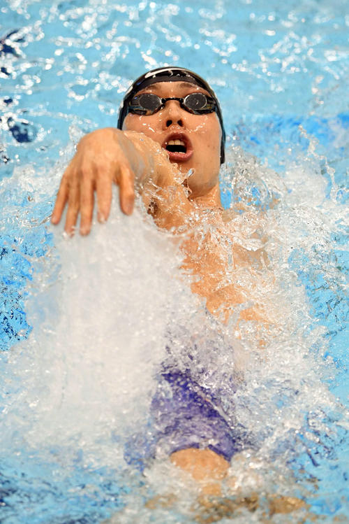 成年男子200メートル個人メドレー予選で力泳する萩野（撮影・滝沢徹郎）