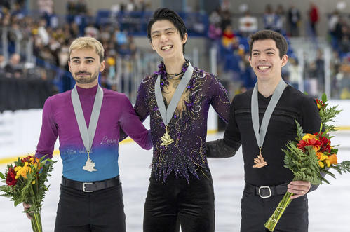 優勝し、笑顔の羽生結弦（中央）（共同）