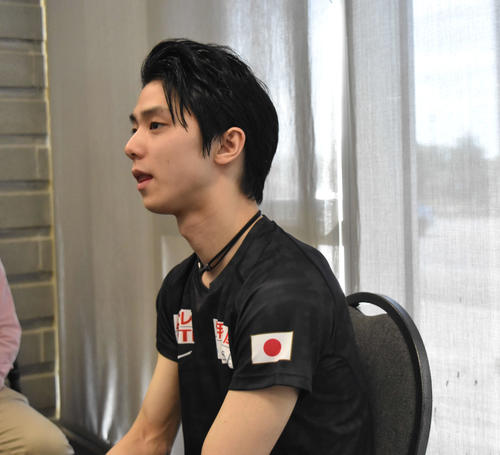 優勝したオータム・クラシック閉会後に、報道陣の囲み取材に応じる羽生結弦