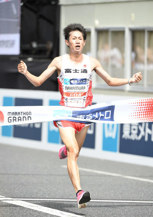 ガッツポーズしながら1位でゴールする中村（撮影・鈴木みどり）