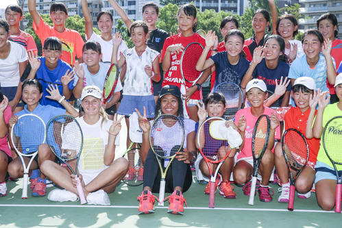 ジュニアレッスンで記念写真を撮るヤストレンスカ（前列左から2人目）と大坂（前列左から3人目）（撮影・上山淳一）