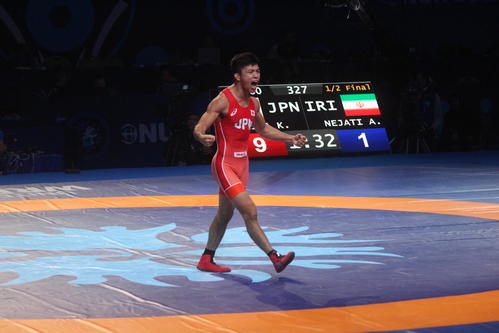 準決勝に完勝し雄叫びを上げる文田
