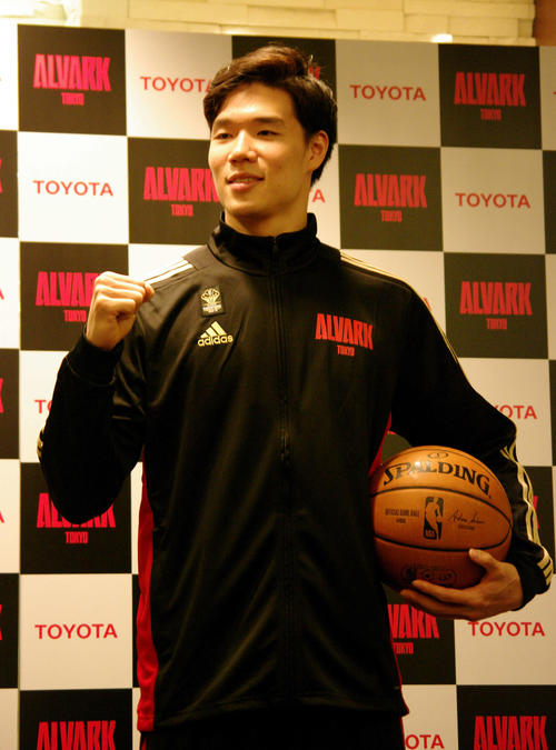 NBAマーベリックスからの正式オファーを受け、ポーズを決めるA東京の馬場雄大（撮影・奥岡幹浩）