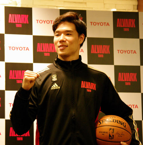 NBAマーベリックスからの正式オファーを受け、ポーズを決めるA東京の馬場雄大（撮影・奥岡幹浩）