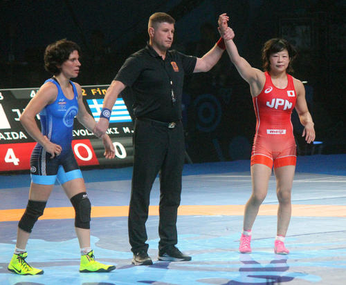 準決勝で勝ち名乗りを受ける向田（撮影・阿部健吾）