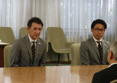 北海道庁の土屋副知事（手前）を表敬訪問したレバンガ北海道の折茂（左奥）ら（撮影・浅水友輝）