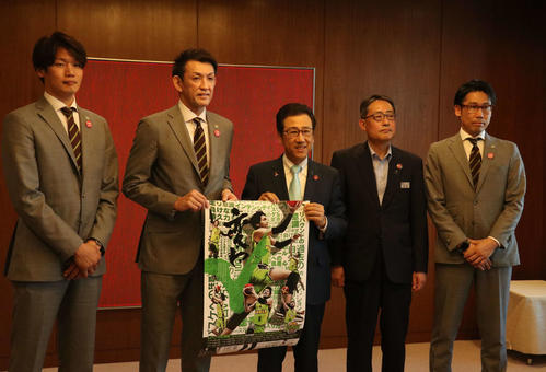 秋元札幌市長（中央）を表敬訪問する、左からレバンガ北海道の桜井、折茂、2人おいて横田CEO（撮影・浅水友輝）