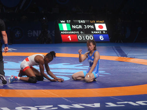 準決勝に勝ち、静かに右拳を握る川井梨