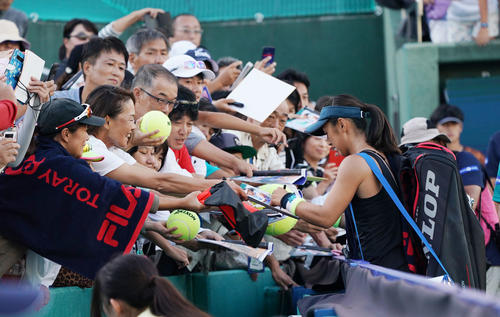 勝利した土居美咲はファンにサインをする（撮影・奥田泰也）