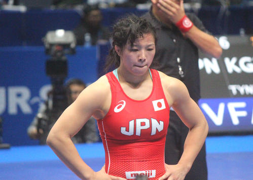 女子62キロ級3回戦で敗れて唇をかむ川井友香子（撮影・阿部健吾）