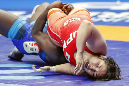 女子68キロ級3回戦　米国選手（奥）にローリングで攻められる土性沙羅（共同）