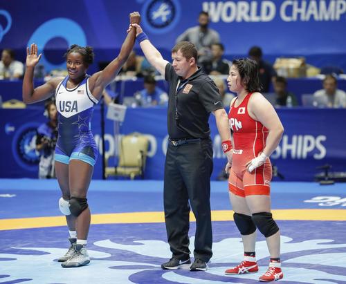 女子68キロ級3回戦で米国選手（左）に敗れた土性沙羅（共同）