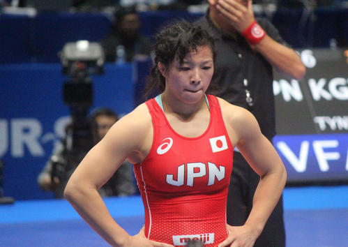 女子62キロ級3回戦で敗れて唇をかむ川井友香子（2019年9月19日撮影）