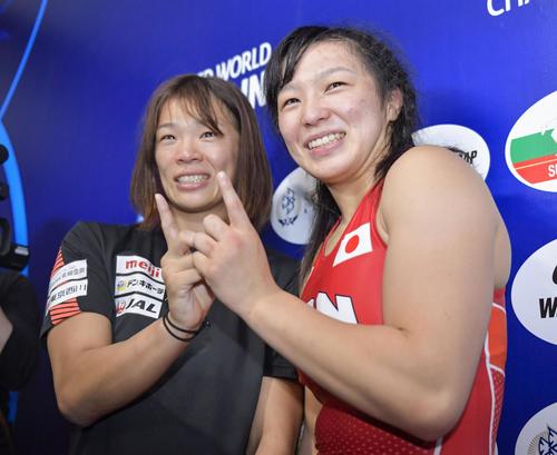 レスリング世界選手権女子57キロ級を制した姉の川井梨紗子（左）に続き、62キロ 級で銅メダルを獲得し笑顔の川井友香子。姉妹で東京五輪代表に決まった（共同）