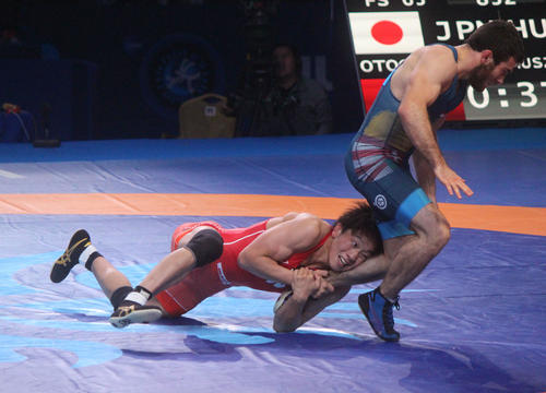 3位決定戦で相手の左足に食らいつく乙黒