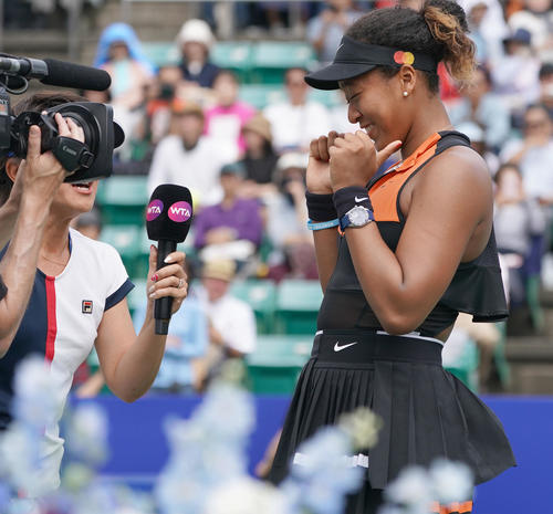 プティンツェワに勝利した大坂なおみは笑顔でインタビューに答える（撮影・奥田泰也）