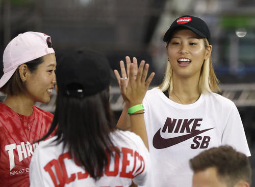 女子ストリート準々決勝の演技を終え笑顔の西村碧莉。左は姉の西村詞音（共同）
