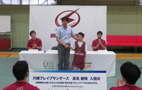 入団式で北卓也GM（中央左）と握手をする高見俊翔君（撮影・松熊洋介）