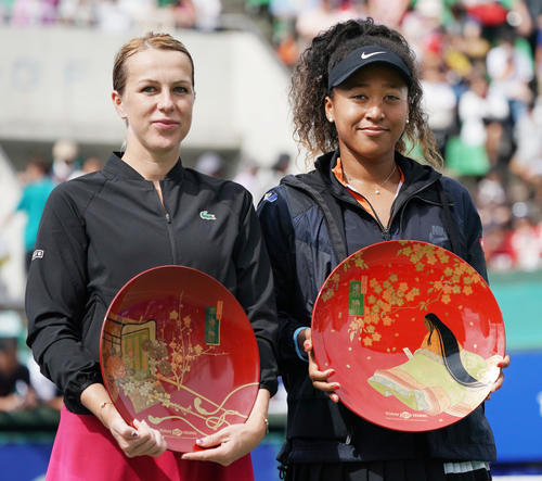優勝の大坂なおみ（右）と準優勝のパブリュチェンコワはトロフィーを手に笑顔で記念撮影（撮影・奥田泰也）